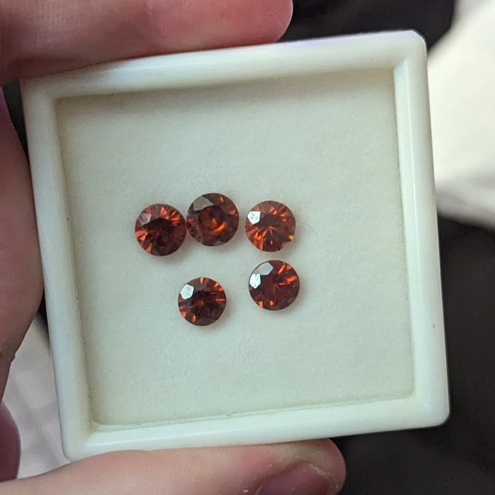 Set of 5 faceted loose hyacinth zircon round